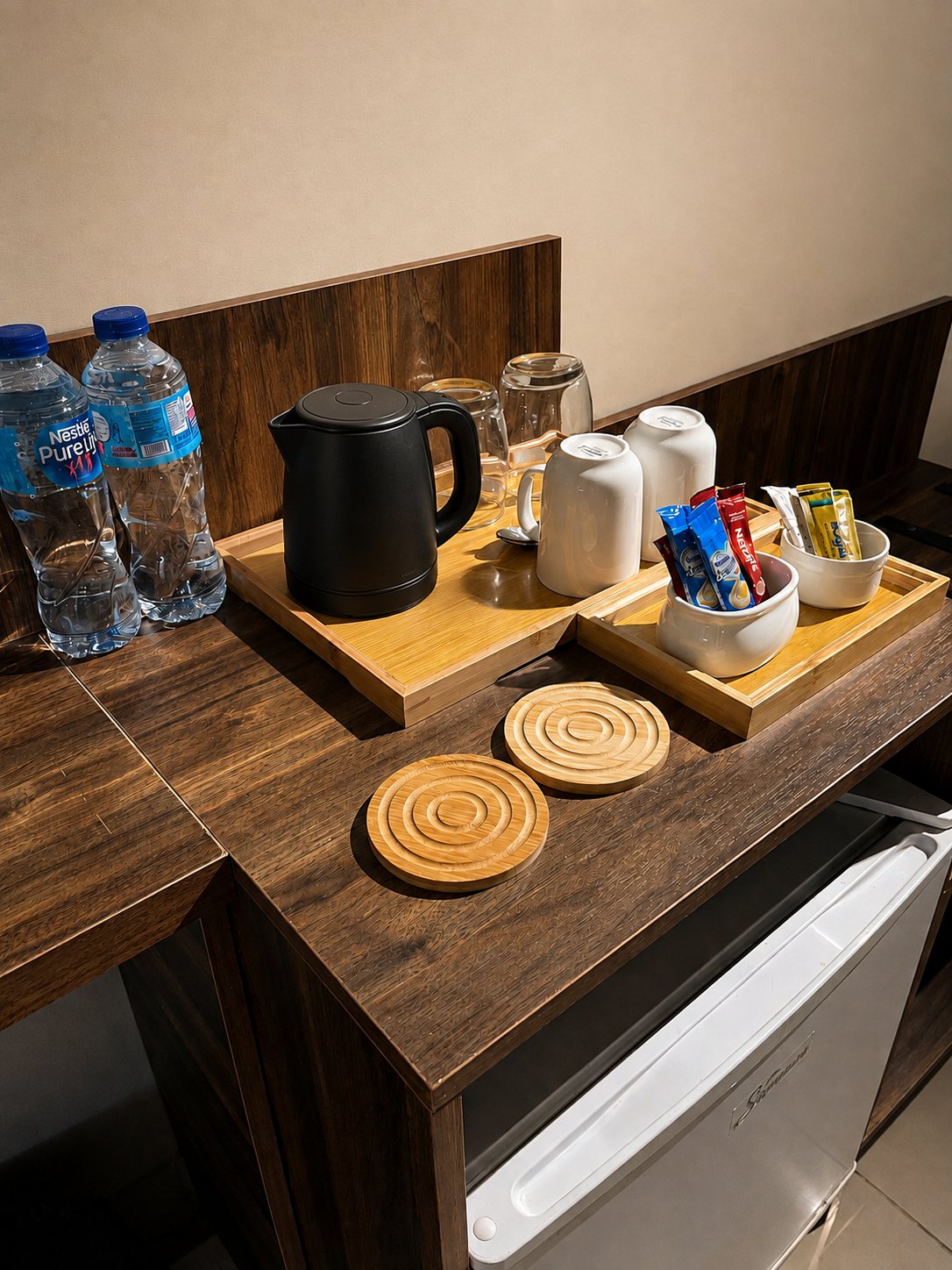Tea station and refrigerator